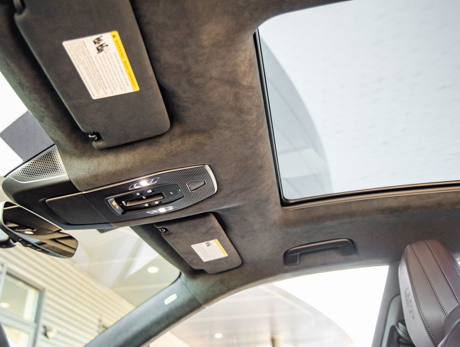 2025 Porsche Macan Turbo Electric - Photo 25