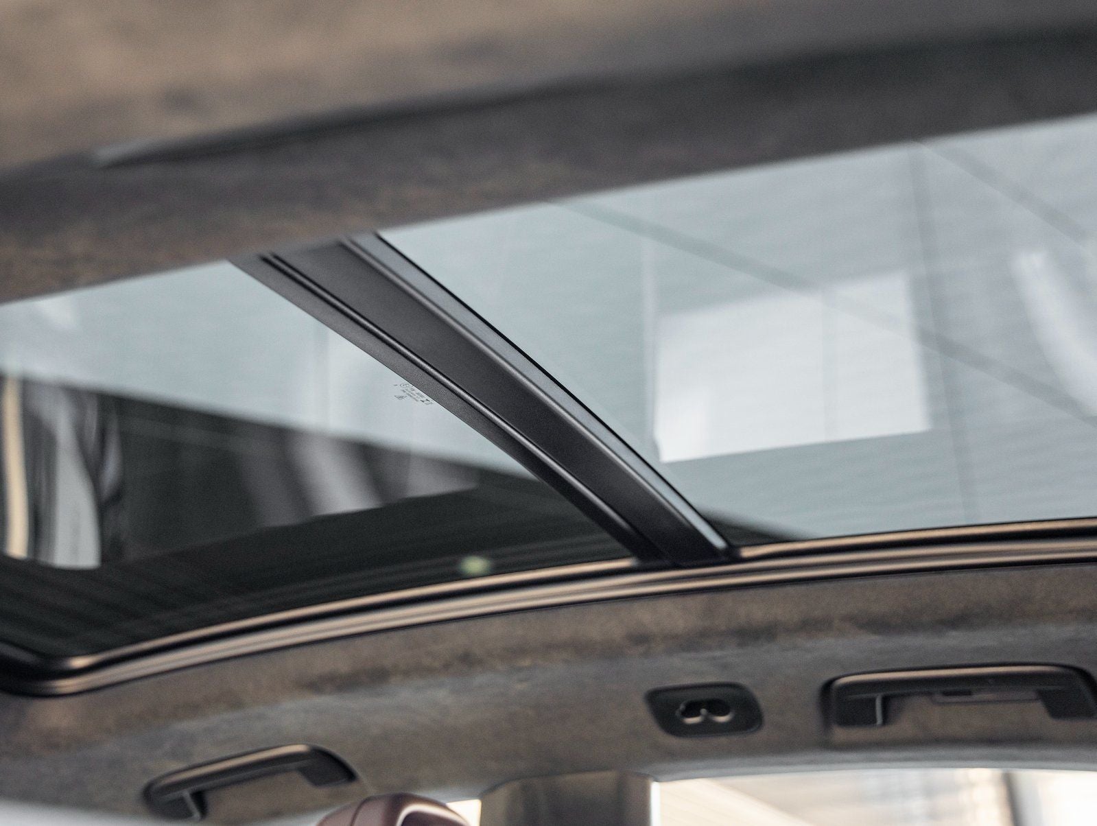 2025 Porsche Macan Turbo Electric - Photo 27