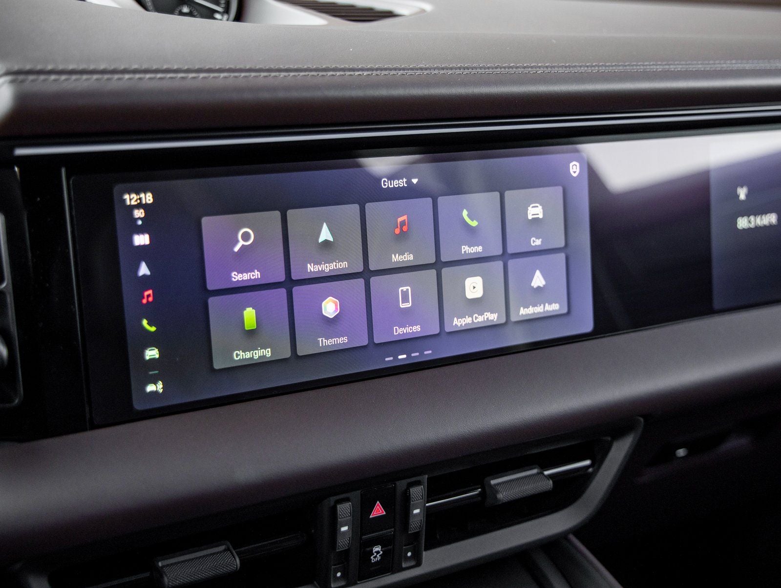 2025 Porsche Macan Turbo Electric - Photo 31