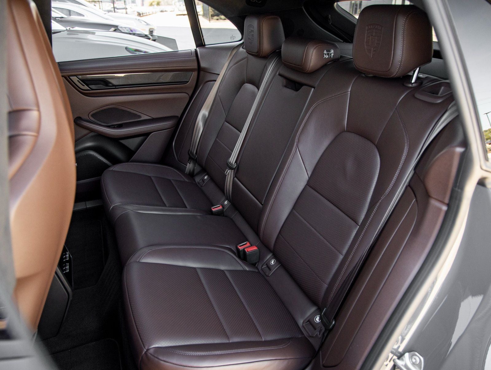 2025 Porsche Macan Turbo Electric - Photo 37