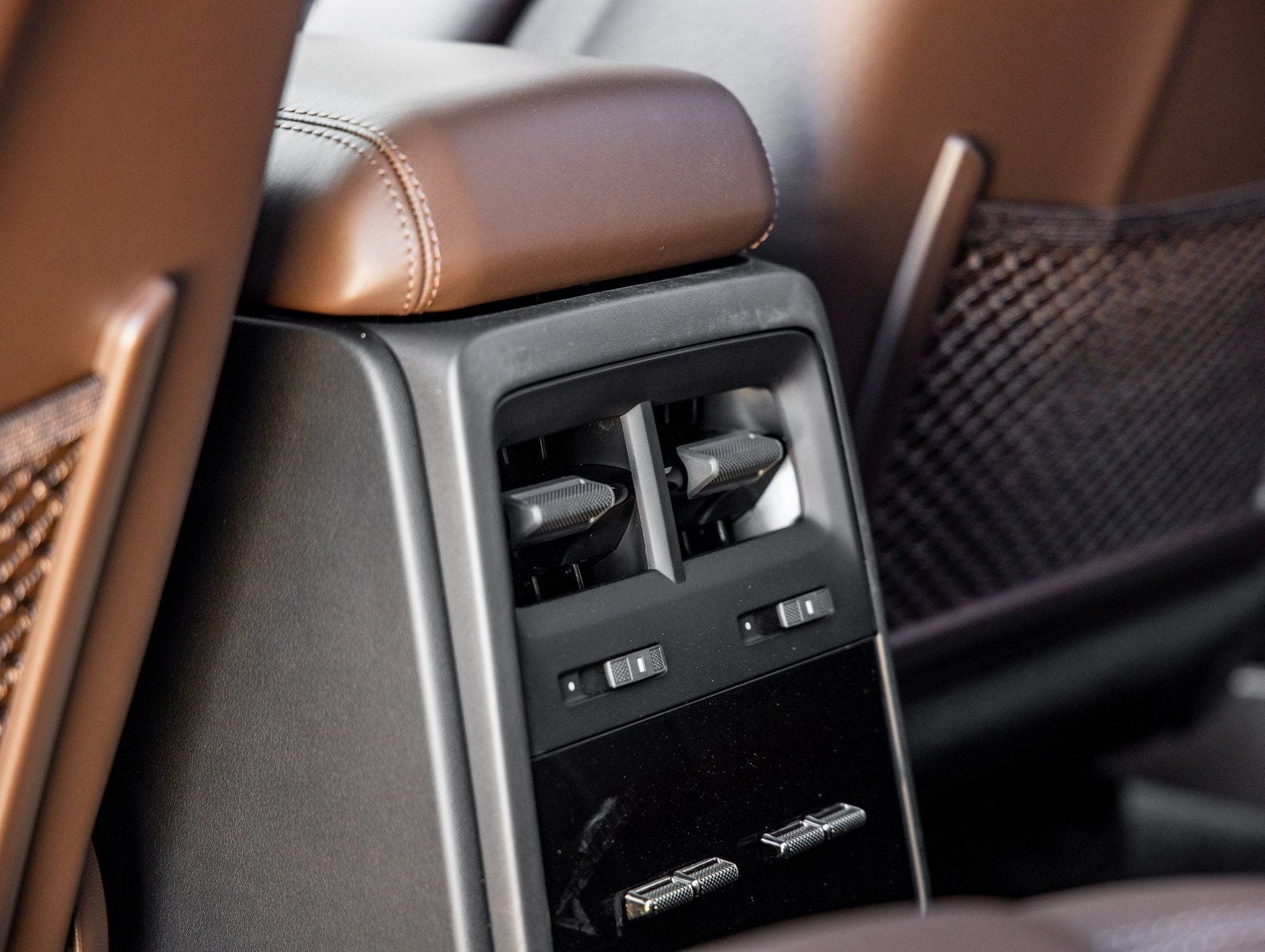 2025 Porsche Macan Turbo Electric - Photo 38