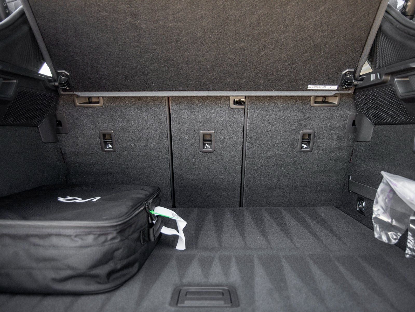 2025 Porsche Macan Turbo Electric - Photo 39