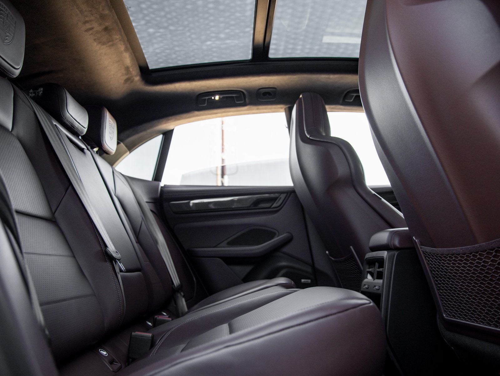 2025 Porsche Macan Turbo Electric - Photo 42