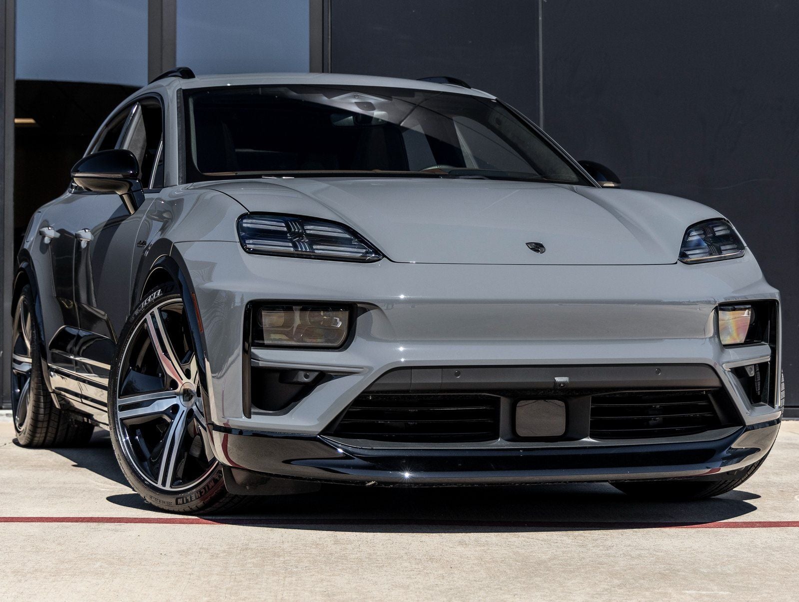 2025 Porsche Macan Turbo Electric - Photo 6