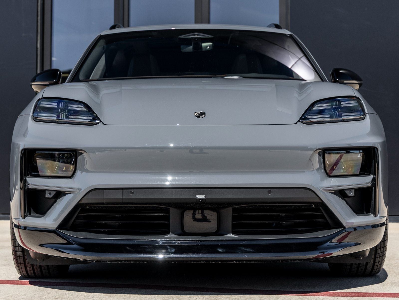 2025 Porsche Macan Turbo Electric - Photo 8