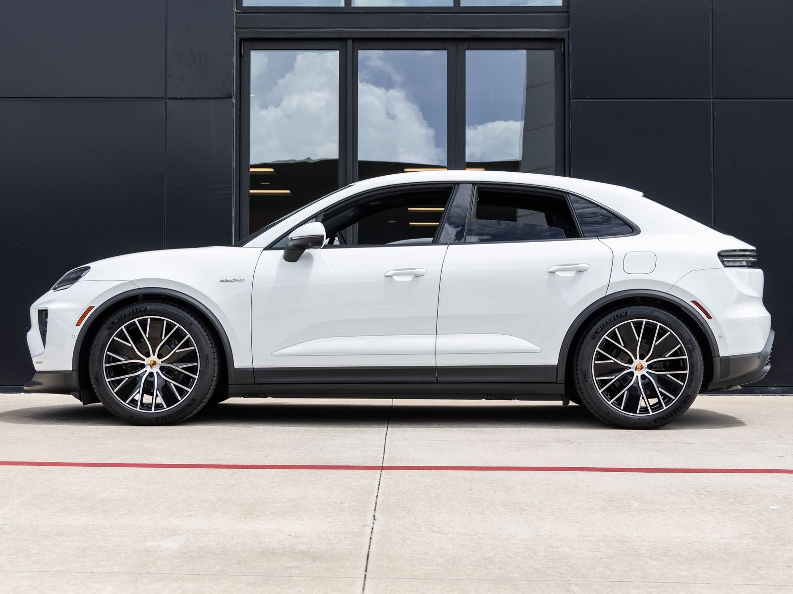 Used 2025 Porsche Macan Base with VIN WP1AD2XA1SL075208 for sale in Houston, TX