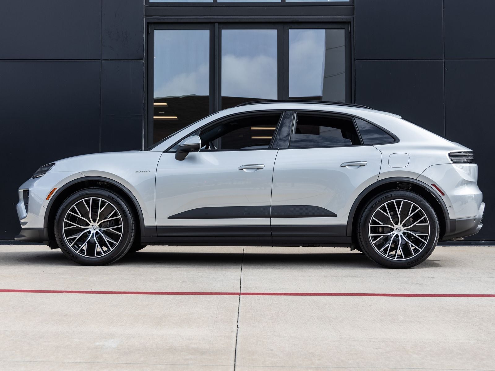 Used 2025 Porsche Macan Base with VIN WP1AD2XAXSL076700 for sale in Houston, TX