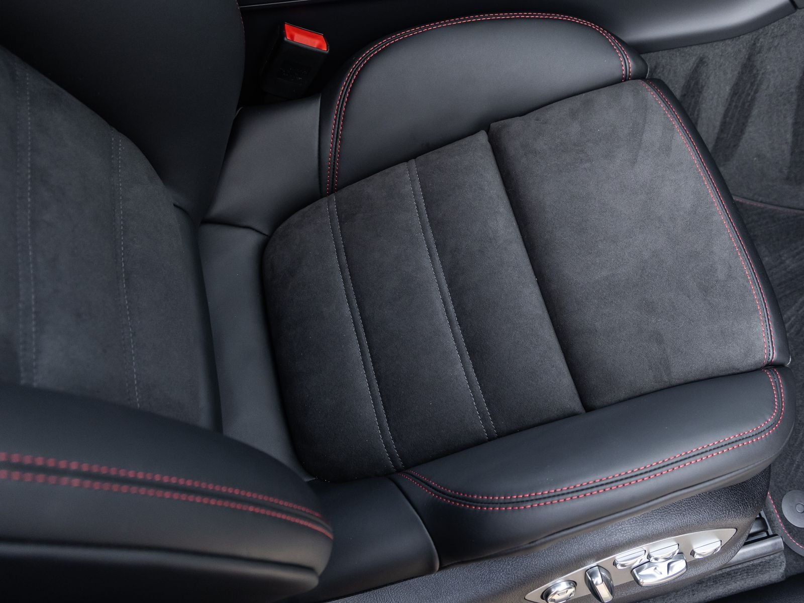 2026 Porsche Macan Macan GTS