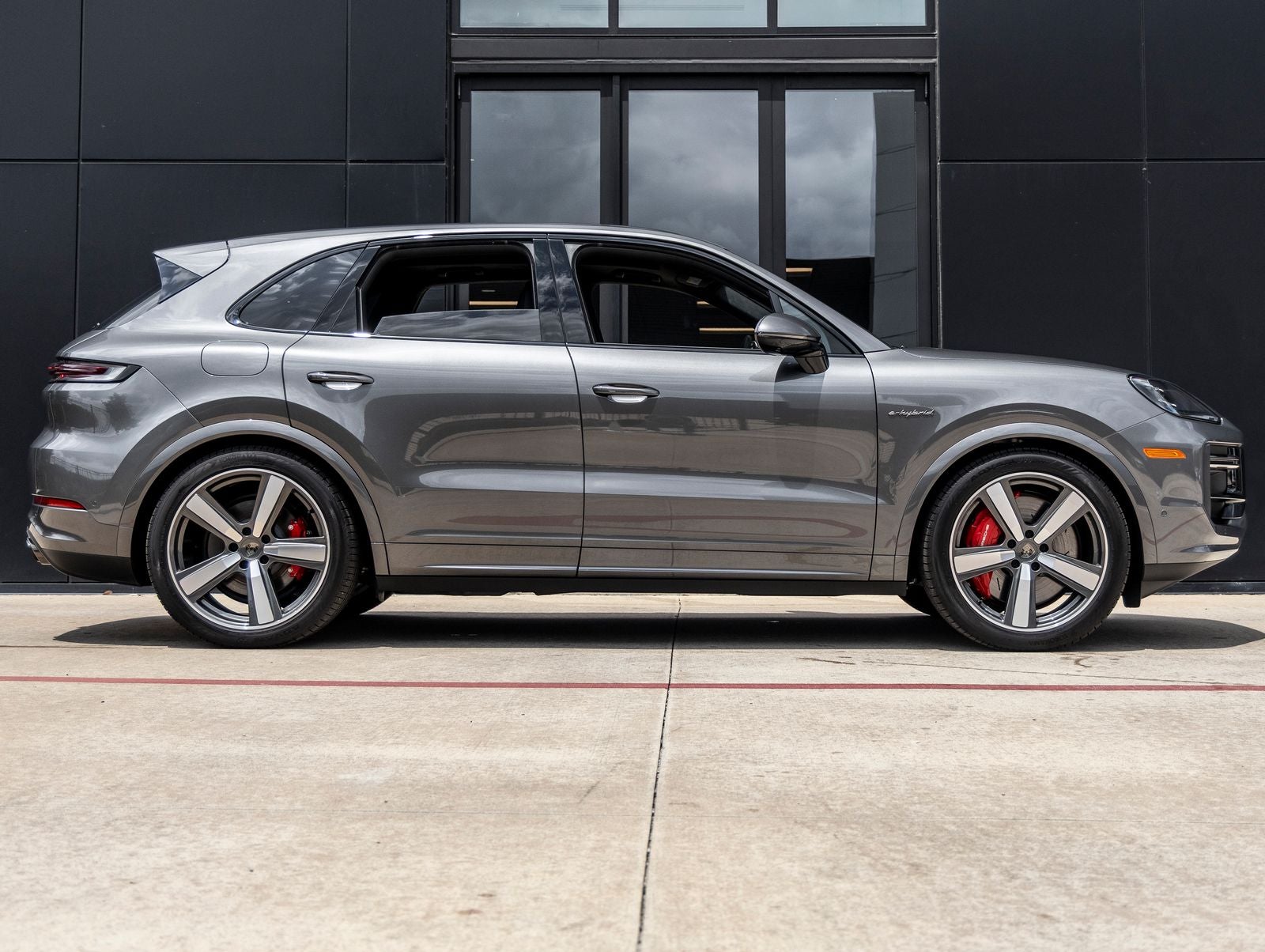 2025 Porsche Cayenne Turbo E-Hybrid - Photo 12