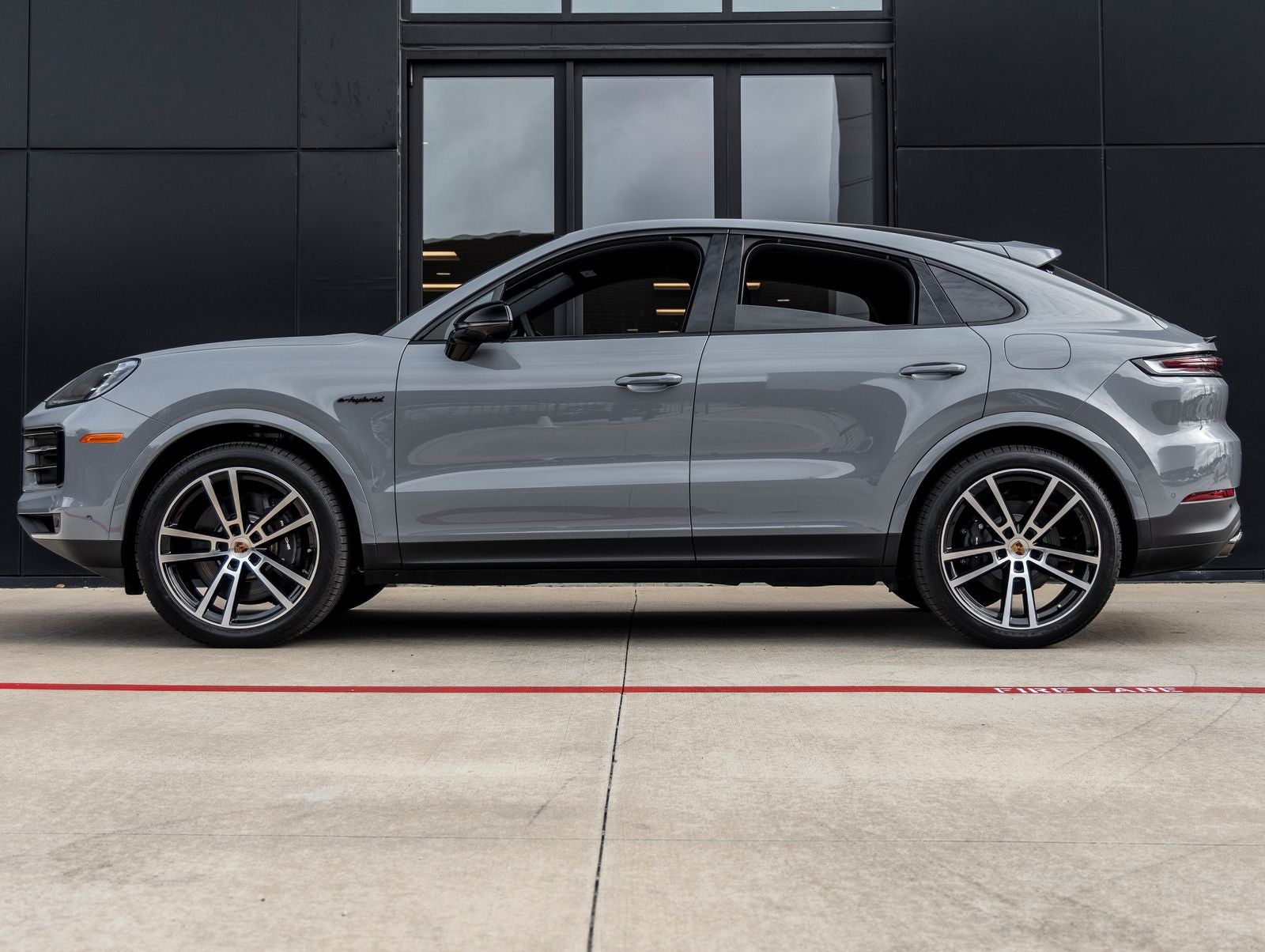 2025 Porsche Cayenne Coup E-Hybrid - Photo 2