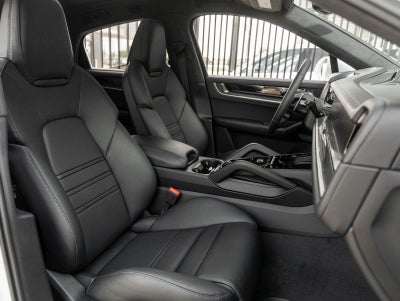 2025 Porsche Cayenne Turbo E-Hybrid Coupe